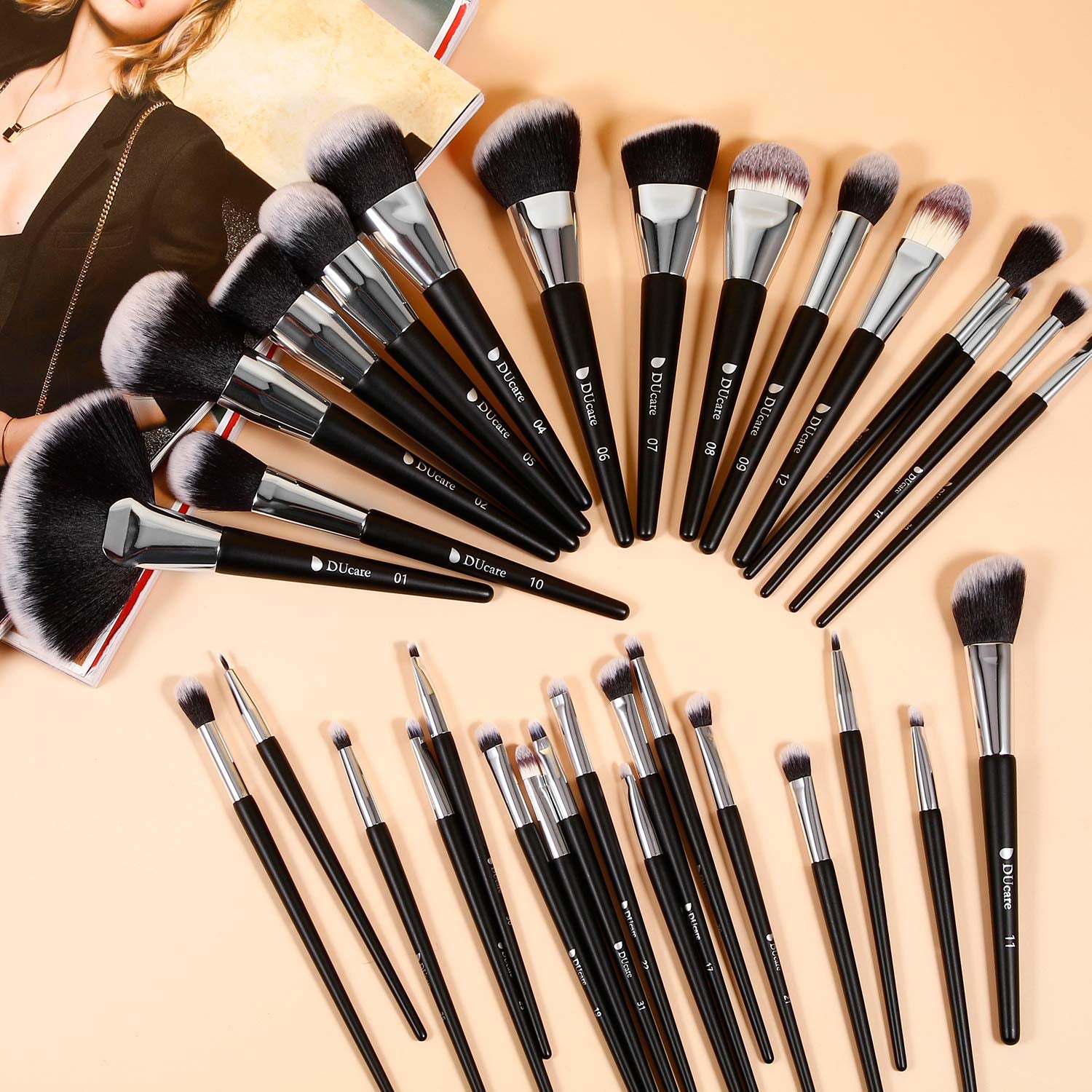 Elevate Your Beauty Routine with the 32-Piece Professional Makeup Brush Set - Premium Synthetic Kabuki Brushes for Flawless Application