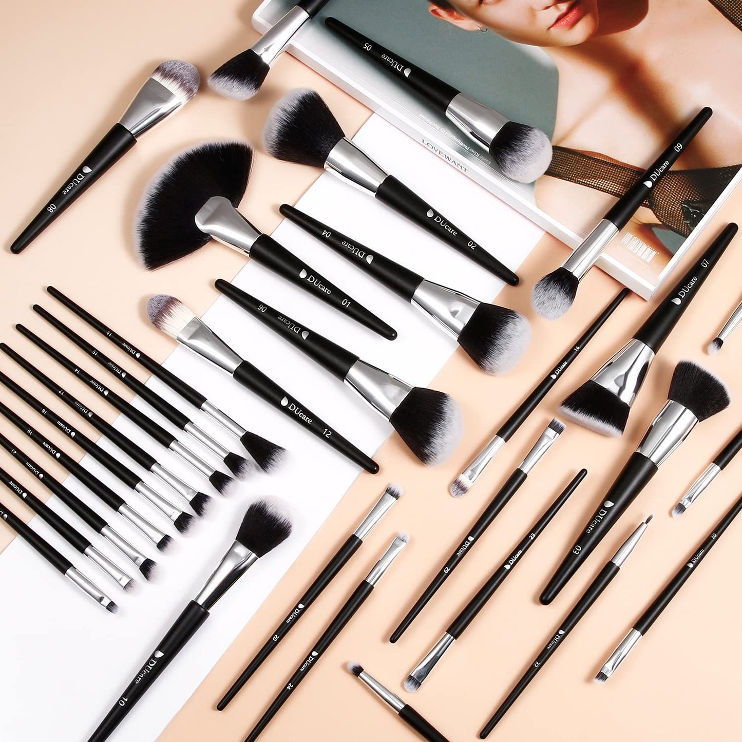 Elevate Your Beauty Routine with the 32-Piece Professional Makeup Brush Set - Premium Synthetic Kabuki Brushes for Flawless Application
